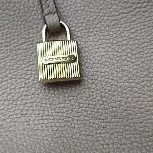 Michael kors purse - Picture 3 of 7